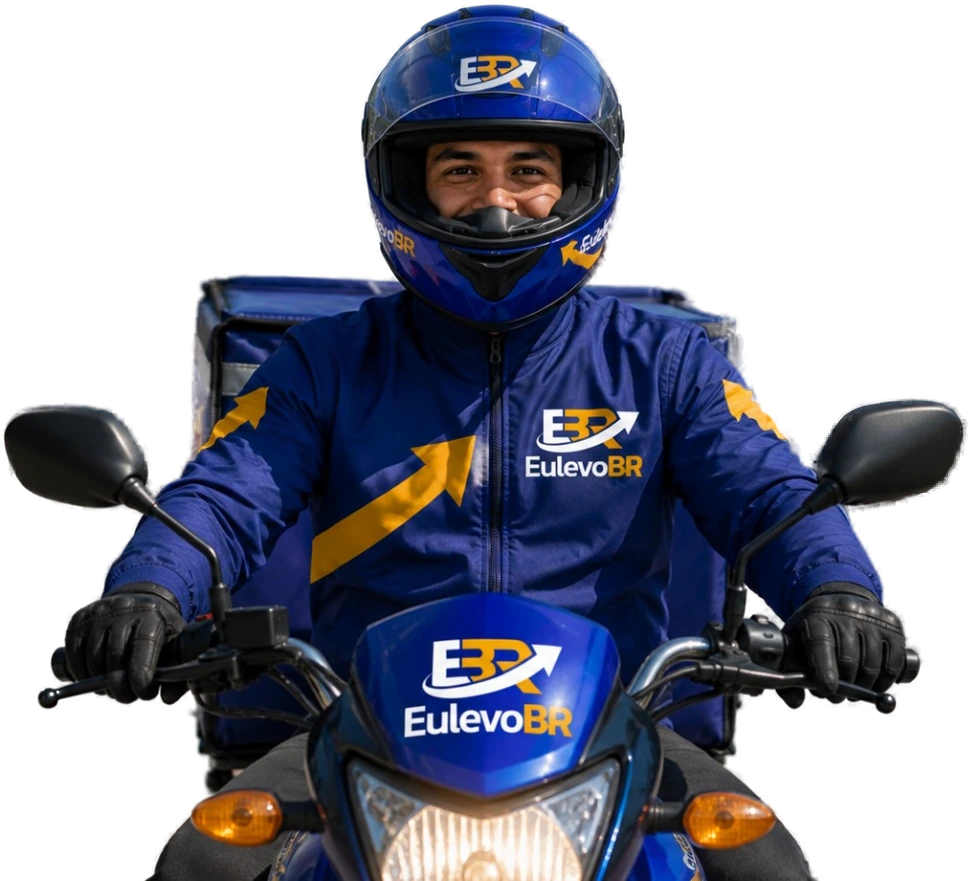 Entregador parceiro da EuLevoBR de jaqueta e capacete da marca, na moto com a bag