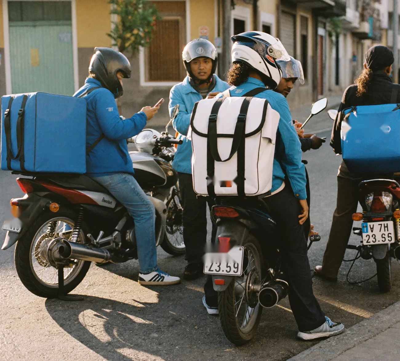 Grupo de entregadores parceiros da EuLevoBR com suas bags, disponíveis na rua