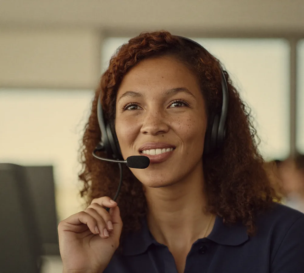 Atendente do suporte da EuLevoBR com headset, atendendo um parceiro